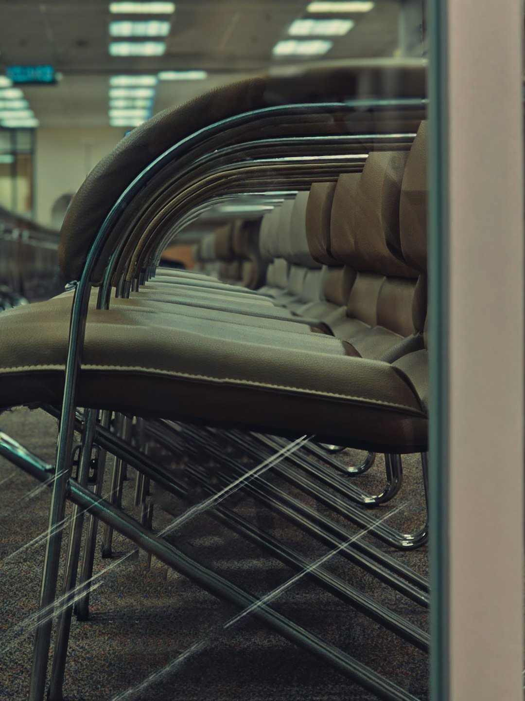 A row of empty chairs sitting in a room